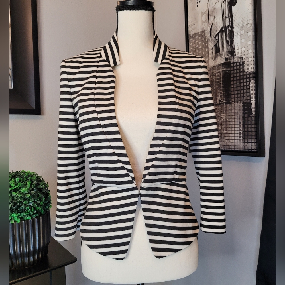 EXPRESS • Black/Off White Striped Chic Peplum Blazer ▪︎ Small 🖤